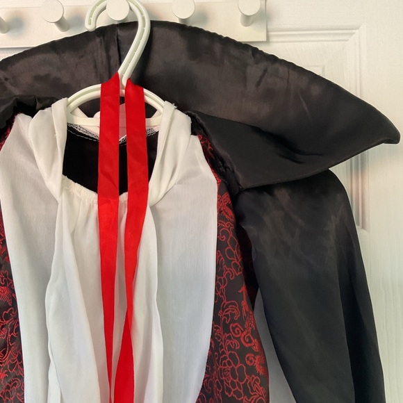 Men’s Vampire Costume - Picture 5 of 6